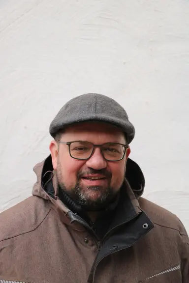 Markus Hofmann est un ancien éleveur ovin qui désespérait de ne pas trouver de débouchés pour la laine de ses moutons. Aujourd'hui il achète la laine