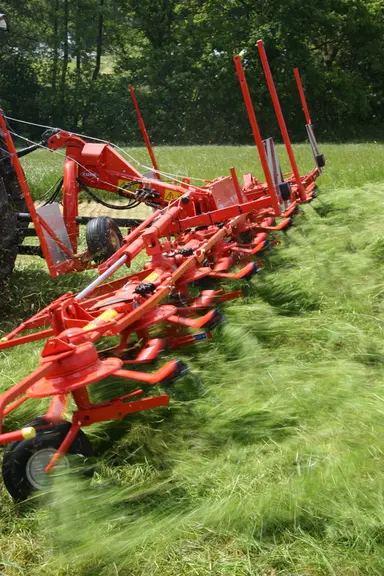 Le séchage de l'herbe est un compromis entre aération, temps de séchage et préservation des feuilles.
