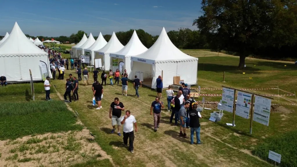 Au village de l'autonomie protéique et fourragère du Salon de l'herbe, les experts d’Idele, d’Arvalis et d'autres organismes (Semae, AFPF, Inrae, BTPL