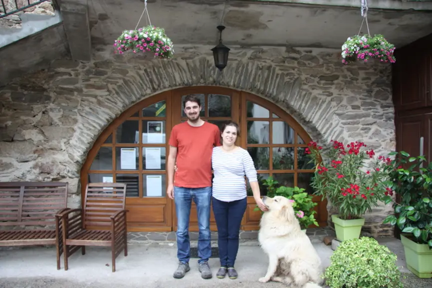 Jean-Charles et Noélie Vayssettes gèrent leur élevage ovin lait ainsi qu'un atelier de brasserie et un restaurant.