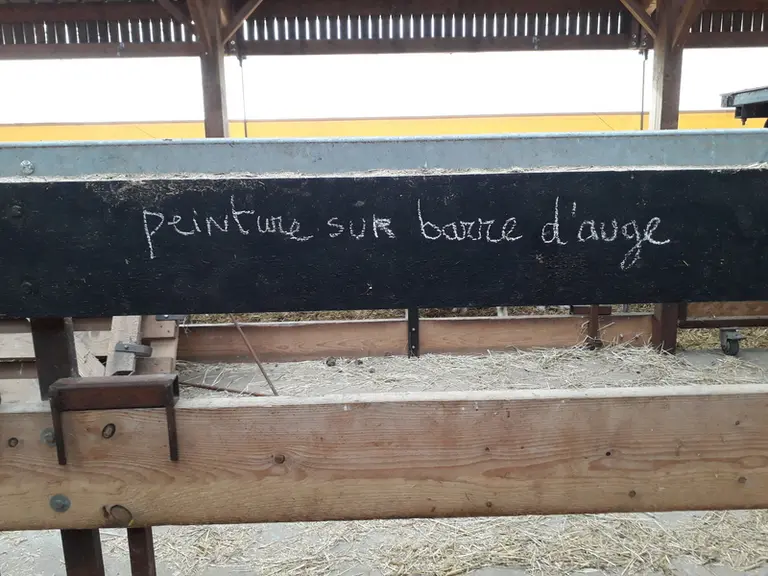 L'avantage de l'ardoise est que le message peut être facilement changer et qu'une craie fonctionnera toujours (contrairement à un feutre).