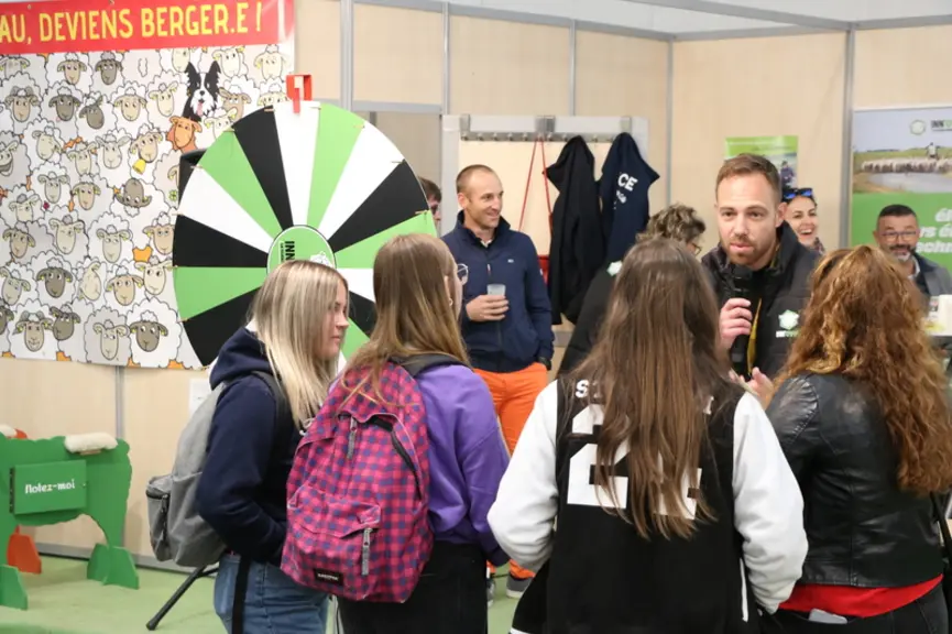 Le stand d'Inn'ovin a attiré les apprenants en visite sur le Sommet. La roue de la durabilité testait leurs connaissances de la filière ovine.