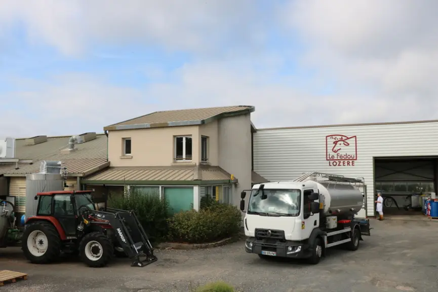 La fromagerie de Hyelzas-Le Fédou se situe sur la commune de Hures-la-Parade, au coeur du Causse Méjean, en Lozère. Elle dispose de son propre camion