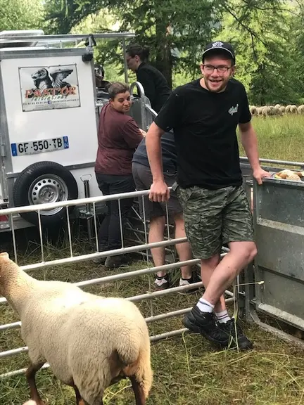 Les jeunes du CFA de Mirecourt ont participé à la vie du quotidien sur les élevages visités.