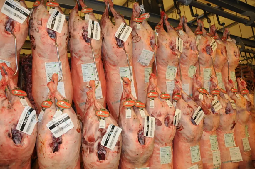 Le prix déterminé dans le contrat prend en compte le volume vendu ainsi que la qualité de la viande ou du lait.