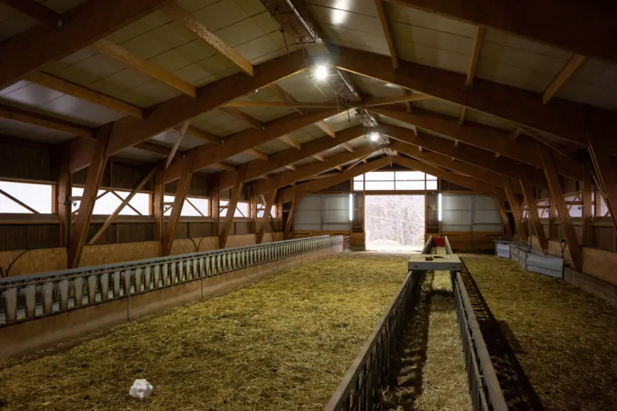 Équipée de deux tapis de 33 mètres avec un sol bétonné, la bergerie possède une ventilation manuelle par des trappes sur les côtés et au faîtage, sur