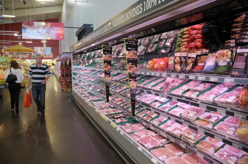 À long terme, les situations de pénurie conduisent les grandes surfaces à réduire la part des linéaires proposant de la viande d’agneau, accélérant la