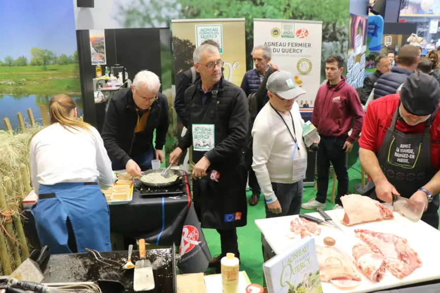Sur le stand du Lot, les dégustations vont bon train pour fêter les 40 ans du label Rouge Agneau fermier du Quercy.