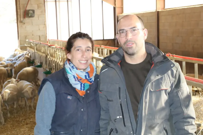 Sabine Lopez et Julien Bonnet sont éleveurs de brebis allaitantes dans le Vaucluse. Ils souhaitent à tout prix sécuriser leur stock fourrager, récolté