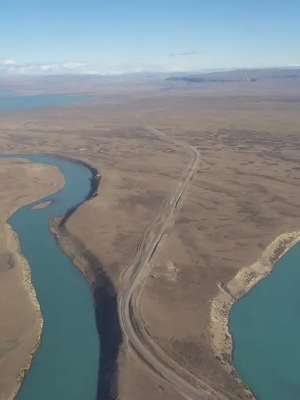 Les paysages de Patagonie alternent entre hautes montagnes quasi infranchissables et plaines semi-arides où le sol, très superficiel, est impropre aux