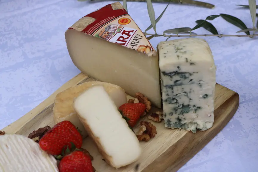 Les participants de l'assemblée générale ont pu se délecter des fromages de brebis français : roquefort, Ossau-Iraty, fromages corses, pérail, etc.