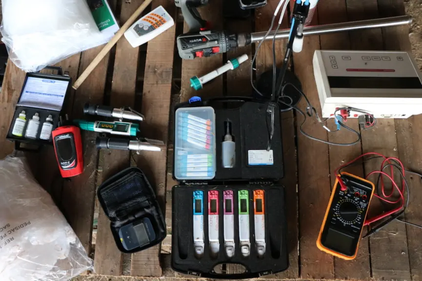 Le kit pour l'approche globale de la santé des brebis se compose d'un réfractomètre, d'un voltmètre, d'un pH-mètre, d'un glycomètre, d'un testeur de j