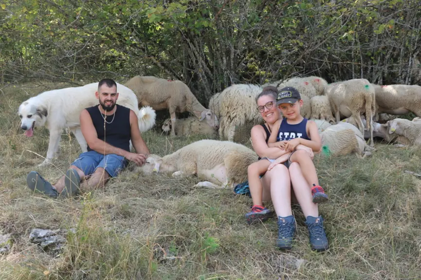 Raphaël et Léa Dubuis, accompagnés d'un de leurs trois enfants : « Notre métier nous passionne mais il est primordial de faire passer sa vie familiale