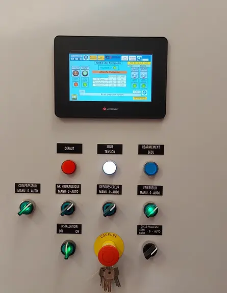 La machine est gérée par un panneau de commandes qui peut être piloté via Smartphone grâce à une application répliquant l'écran de contrôle.