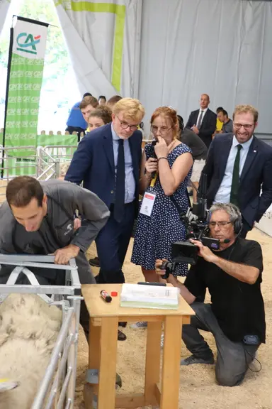 Michèle Boudoin, présidente de la FNO, explique à Marc Fesneau, ministre de l'Agriculture, l'importance du constat de gestation dans l'amélioration de