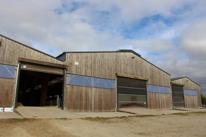Pour qu’il ne soit pas trop haut, le bâtiment a été conçu en trois chapelles, avec trois couloirs d’alimentation et 600 places de cornadis.