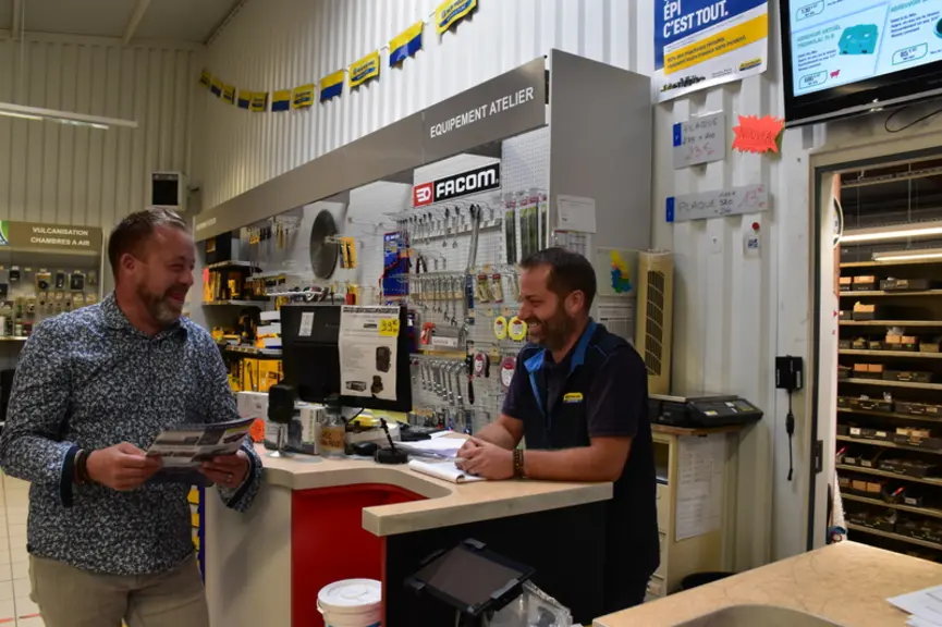 Sylvain, vendeur d'un magasin Gonnin Duris, et Frédéric discutent des produits La Buvette.