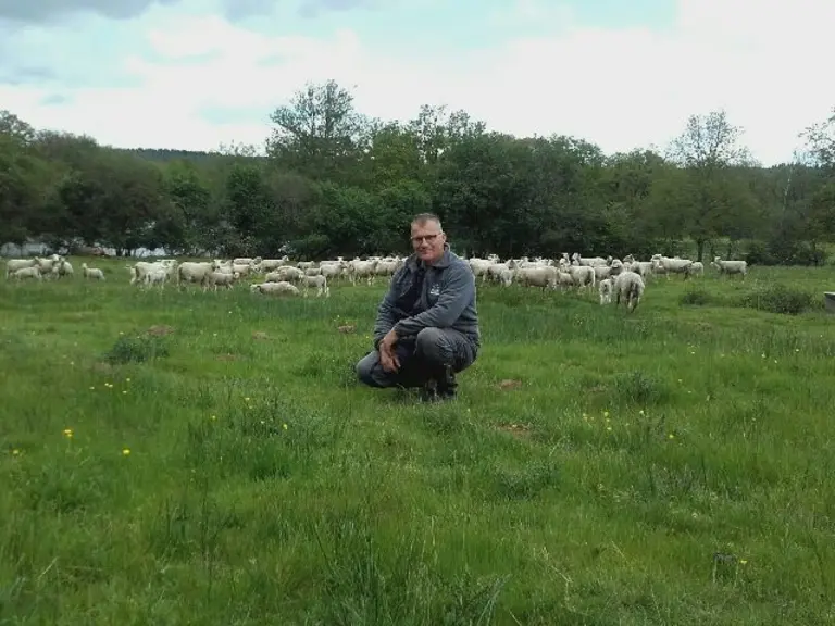 Fabien Paris, 52 ans, est éleveur de 300 brebis allaitantes dans l'Allier. Il a revu son système agronomique et zootechnique pour gagner en autonomie