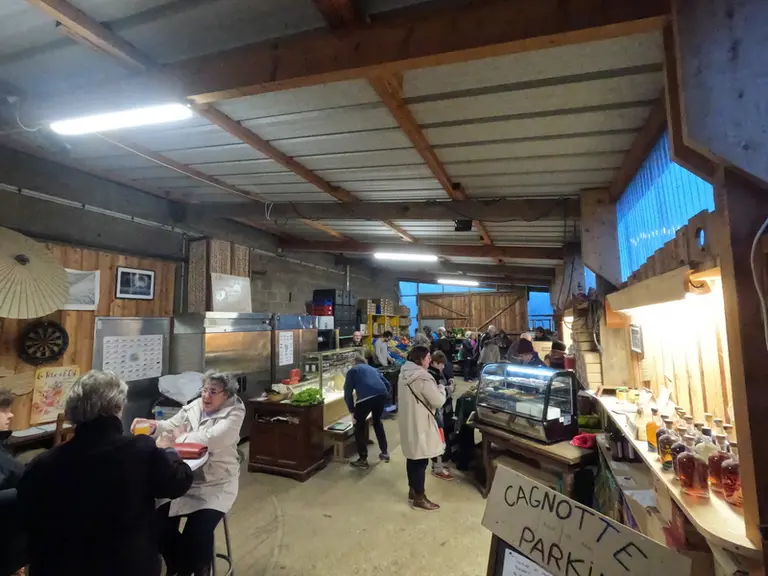 Le marché à la ferme du vendredi soir regroupe boulanger paysan, maraîcher, matelassière, potier et autres paysans ou artisans locaux.