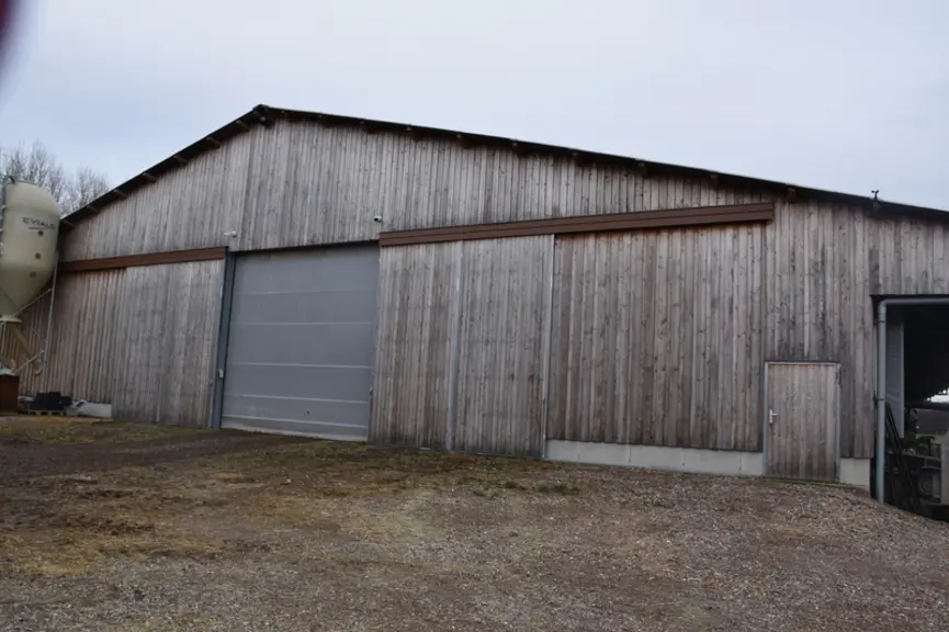 Le nouveau bâtiment construit suite à l'incendie qui a frappé la ferme a été conçu pour optimiser le confort de l'éleveur et des moutons.