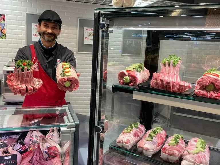 Éleveurs et bouchers travaillent ensemble pour proposer de l'agneau local de qualité aux clients. 