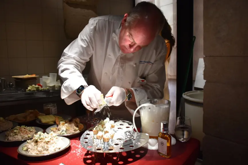 Le chef cuisinier Jean-Charles Karmann prépare des apéritifs à base de roquefort.