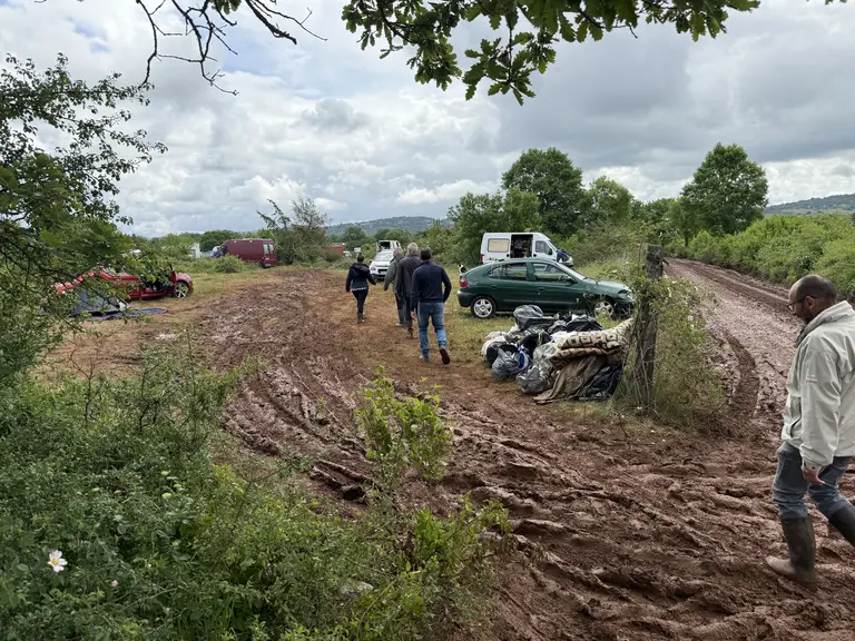 Terrains agricoles abimés par les participants d'une rave party.