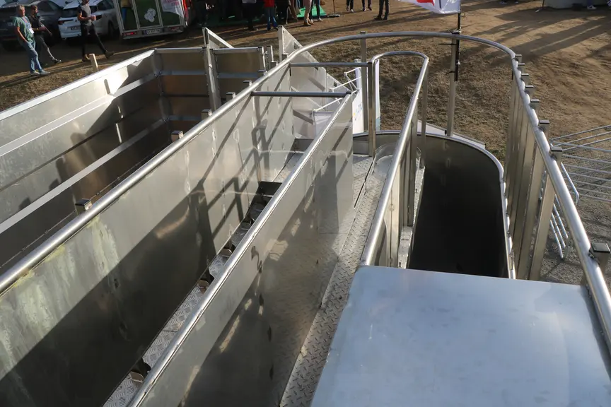 La baignoire ovine mobile, imaginée par Pastor'Initiatives et construite par Xavier Camara.