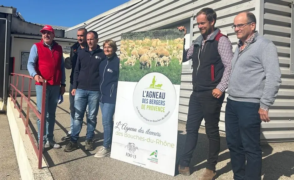 Des éleveurs tiennent une pancarte Agneau des Bergers de Provence