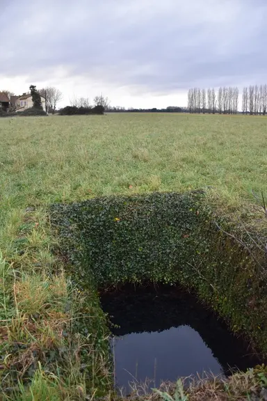 <em class="placeholder">Un puits d'eau.</em>