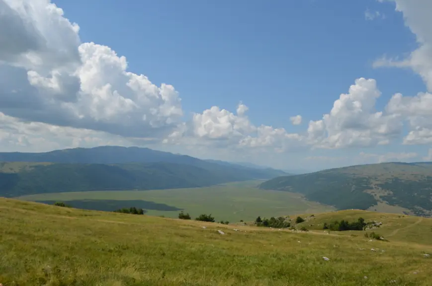 Un poljé entouré de plateaux calcaires.