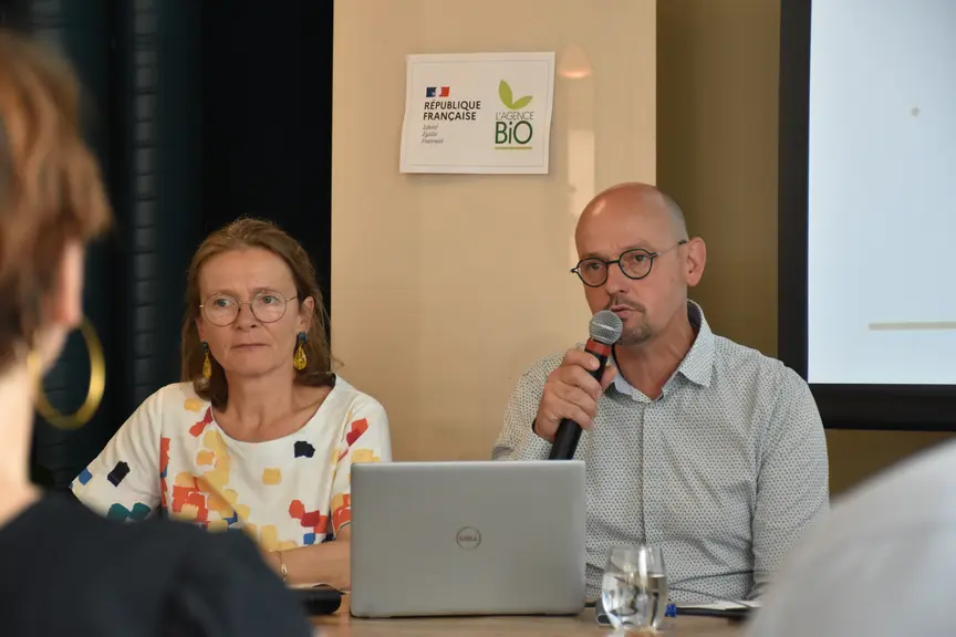 Un homme et une femme présentent les données de l'Agence bio.