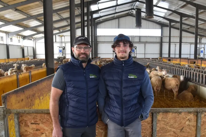 Guillaume Durand et son fils Tristan, éleveurs ovins laitiers en Aveyron.
