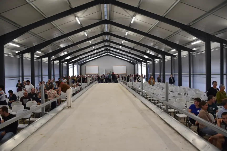 La vaste allée centrale permettra une distribution mécanisée de l'alimentation.