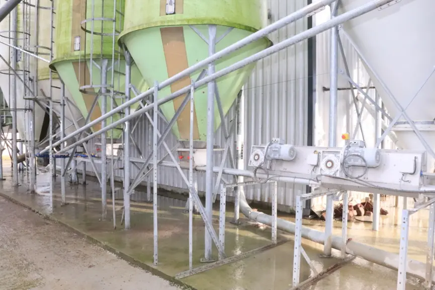 Les deux chaînes d’alimentation des post-sevrages sont connectés à deux silos. La conduite en quatre bandes permet d'utiliser trois aliments.