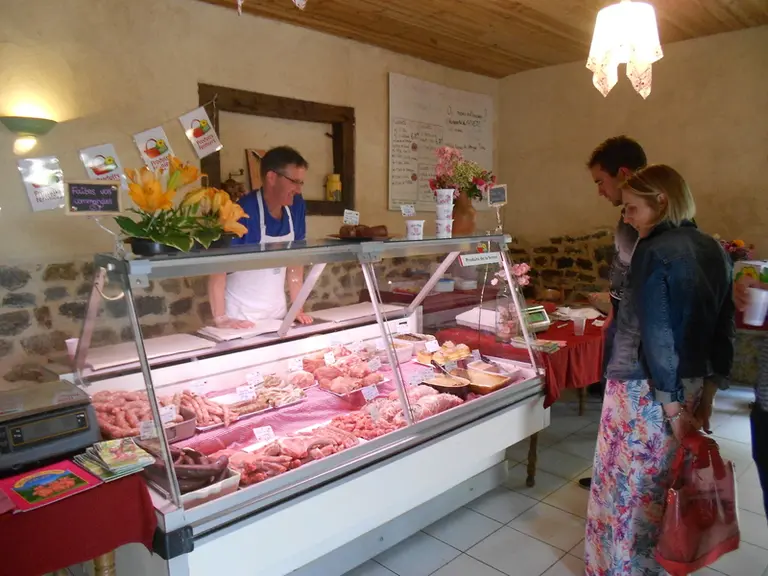 La famille Trubert transforme et vend à la ferme, depuis 2004, les produits issus de son élevage de porc. © La ferme dans le verger
