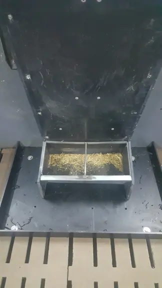 L'Ifip a testé trois distributeurs de paille qui sont des nourrisseurs modifiés. © Ifip