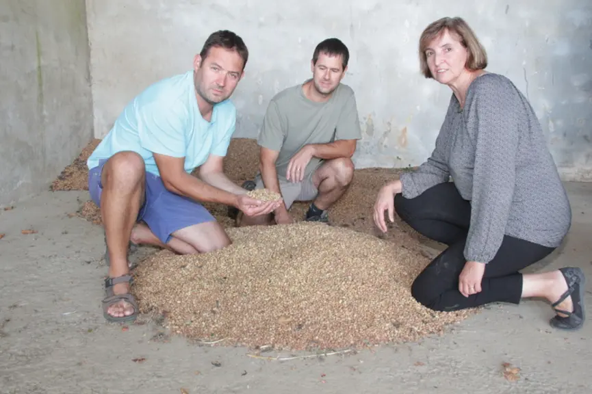 Mathieu et Damien Fonteneau, avec Florence Maupertuis, de la chambre d’agriculture des Pays de la Loire. « L’alimentation multiphase couvre parfaiteme