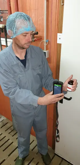 L'éleveur scanne une carte NFC préalablement affectée à un médicament. © M. Marcon