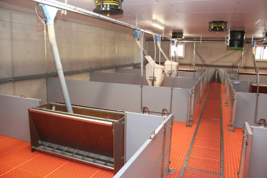 Une trappe tout le long du couloir central permet d’accéder à la préfosse. © D. Poilvet