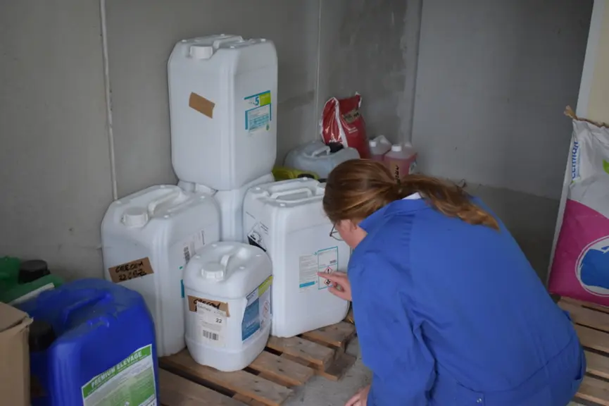 Les risques pour la santé sont indiqués sur les étiquettes de tous les produits présents sur l'élevage. © Chambre d'agriculture de ...