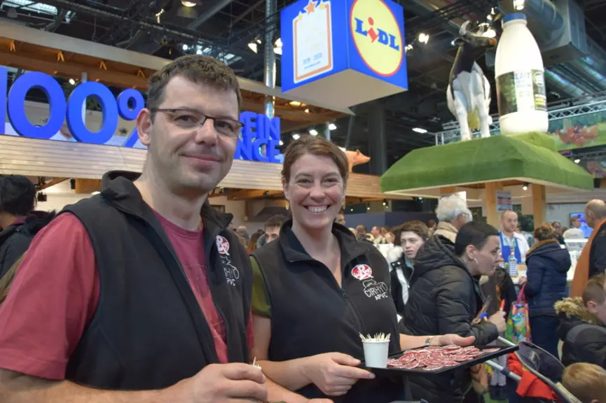 Hervé et Loren Chambon, adhérents Cirhyo. "80 éleveurs Cirhyo sont concernés par le contrat tripartite signé avec Lidl." © Y. Boloh