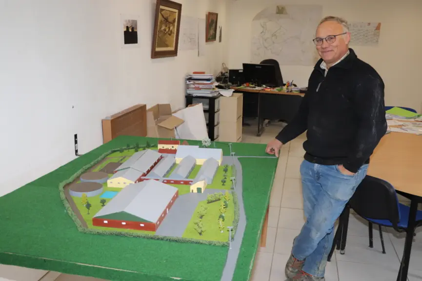 Alain Beccard a fabriqué une maquette qui représente fidèlement l'élevage, avec au premier plan le nouveau bloc naissage de 370 truies présente sous a