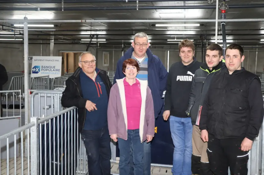 Alain Beccard (à gauche), avec Michèle Beccard, William Bertrand, Valentin Fontaine (apprenti), Nicolas Baechlé et Gaétan Renvoisé, les deux salariés