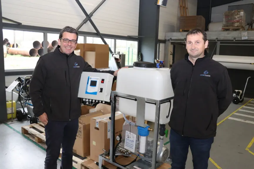 Guillaume Lognone, directeur général d'Hydroclean (à gauche), et Olivier Léon, directeur commercial. "Les éleveurs qui ont installé une brumisation n'