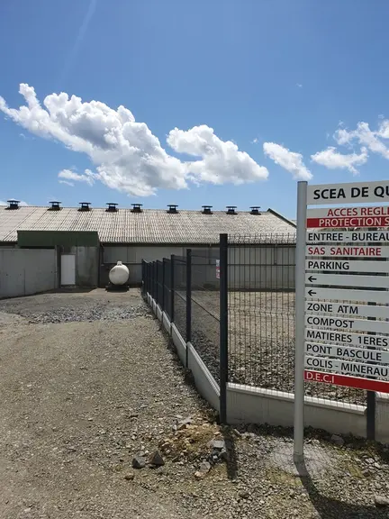 À l’entrée de l’élevage, une signalétique oriente les visiteurs vers les différents points d’entrée de l’élevage. Un parking à voiture a été aménagé e