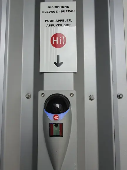 Un visiophone est relié aux smartphones de l’éleveur et des salariés présents dans l’élevage. Après identification du visiteur, chacun peut déverrouil