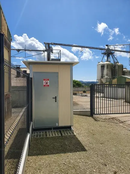 La fabrique d’aliment est située dans une zone d’élevage élargie. L’éleveur ou les salariés peuvent y accéder via un sas dans lequel ils changent de t