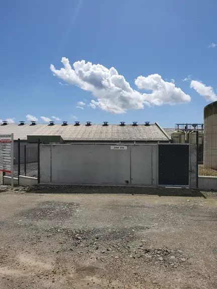 Le camion d’équarrissage accède au bac via un portail fermé donnant sur un local fermé, mais non couvert. Dans l’élevage les salariés disposent de deu