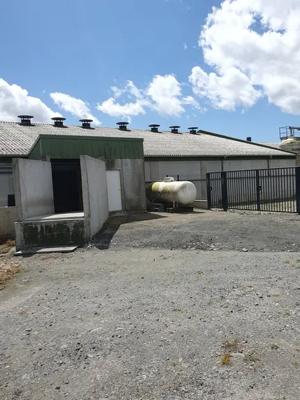 Dans un local fermé près du quai d’embarquement, le chauffeur dispose d’un lavabo, d’un jet d’eau, d’un panneau et d’une palette. Il utilise une tenue